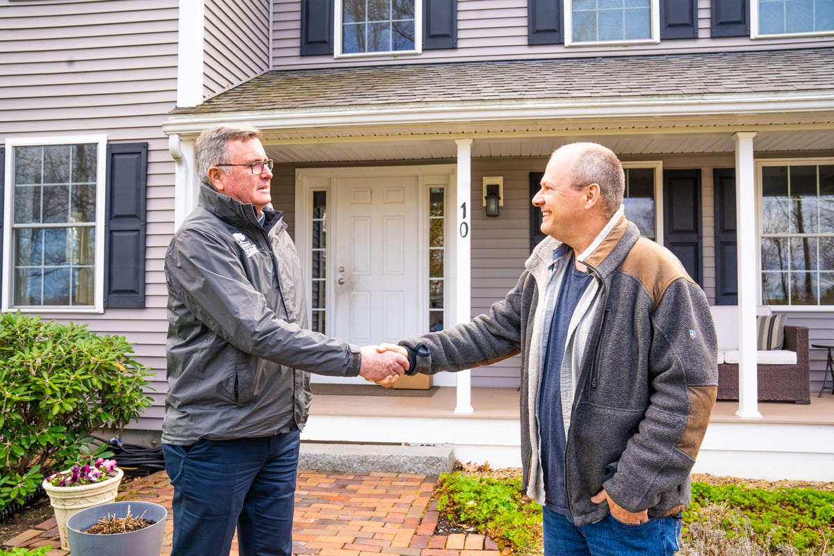 pest control expert shakes hands with homeowner