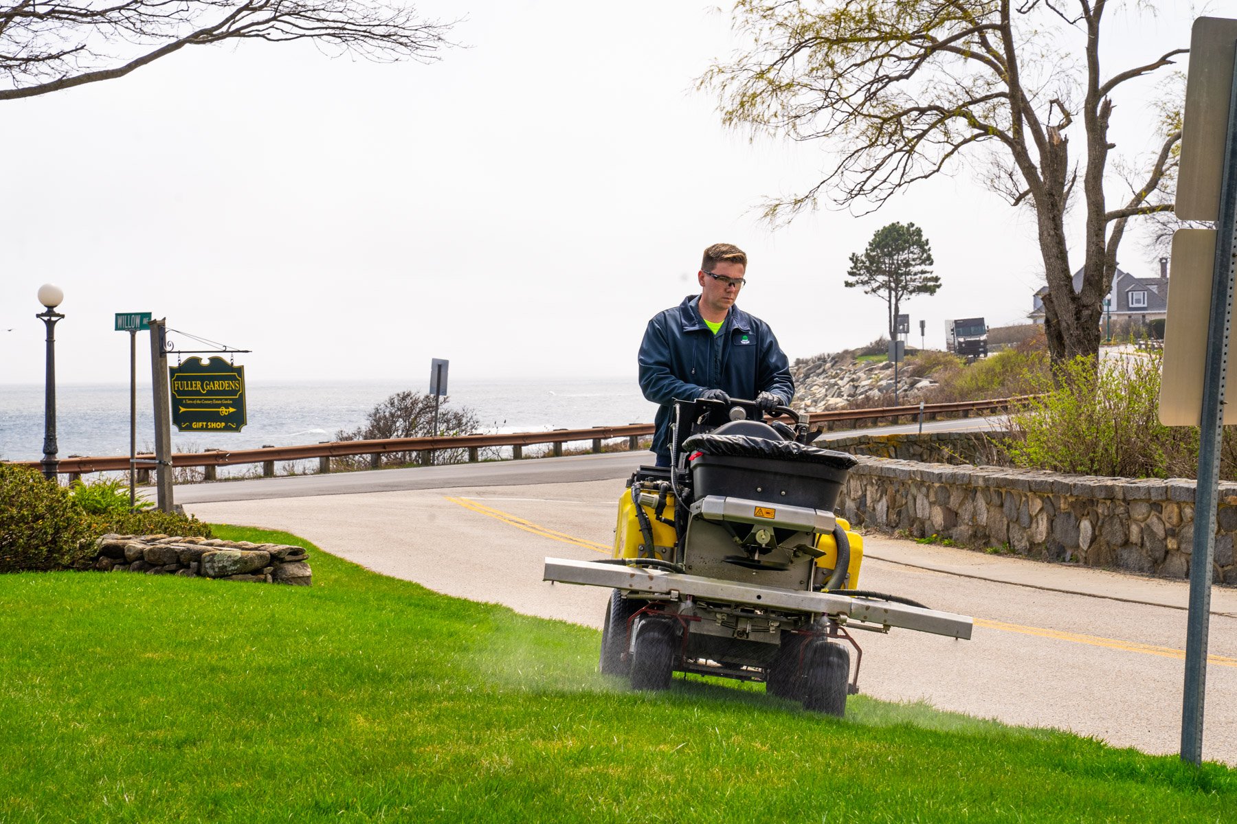 lawn care technician liquid spray 55